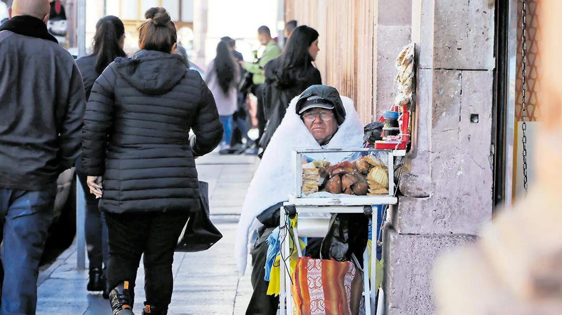 Personas vistiendo ropa abrigadora en Zacatecas